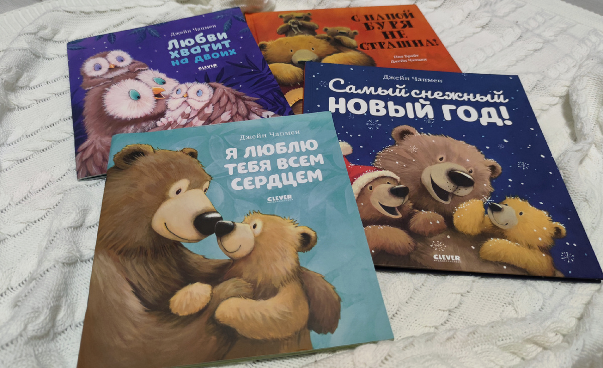 Наши любимчики для вечернего чтения, первые две заказанные книги слева в мягком переплете, справа - в твердом. 