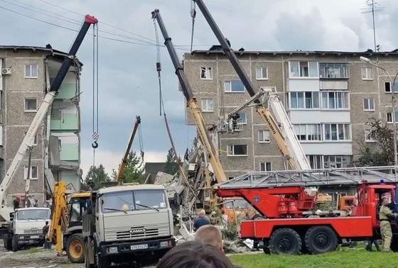    Сотрудники МЧС разбирают завалы на месте взрыва газа в жилом пятиэтажном доме на улице Сибирской в Нижнем Тагиле