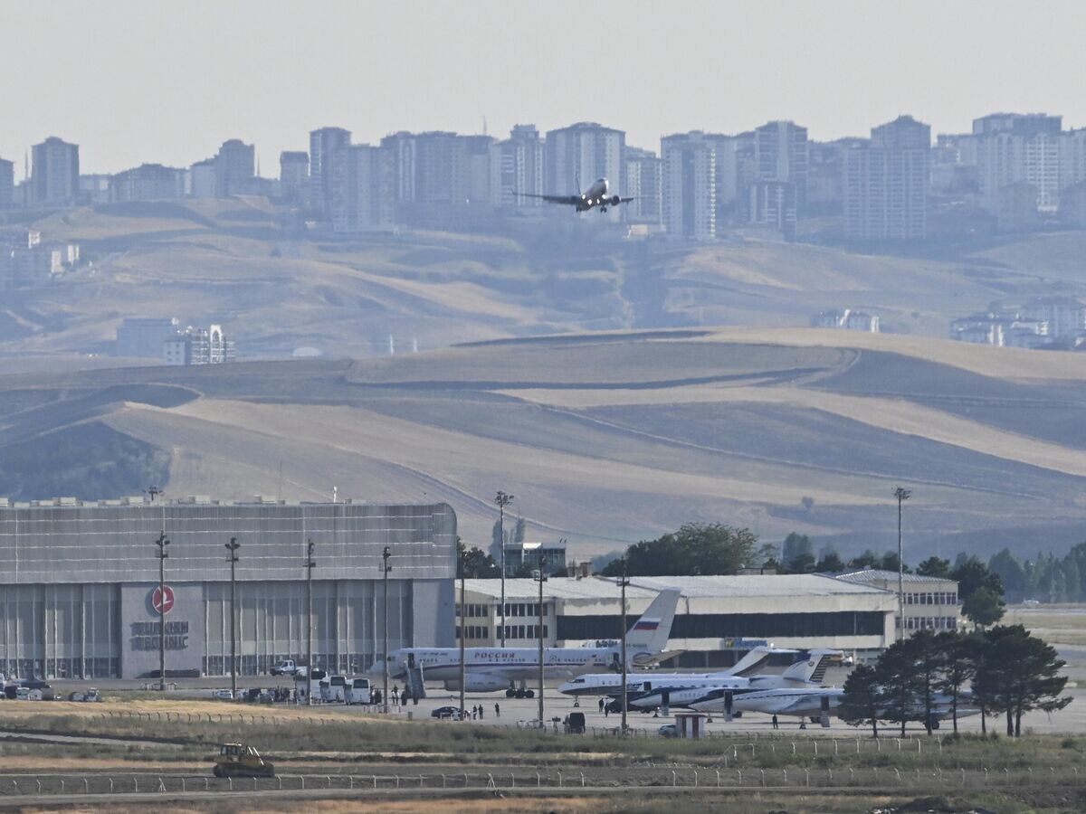    Борт спецотряда "Россия" в аэропорту Анкары© AP Photo