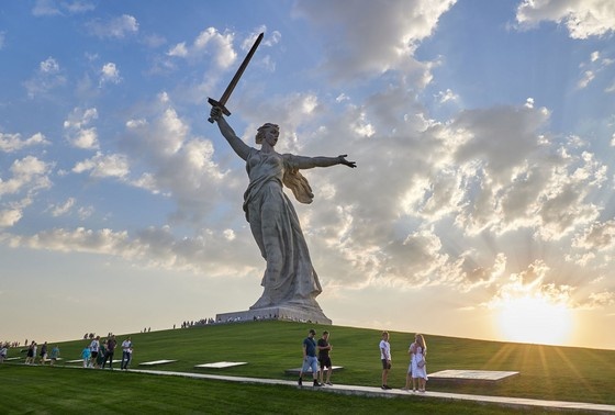    Скульптура «Родина-мать зовёт!»