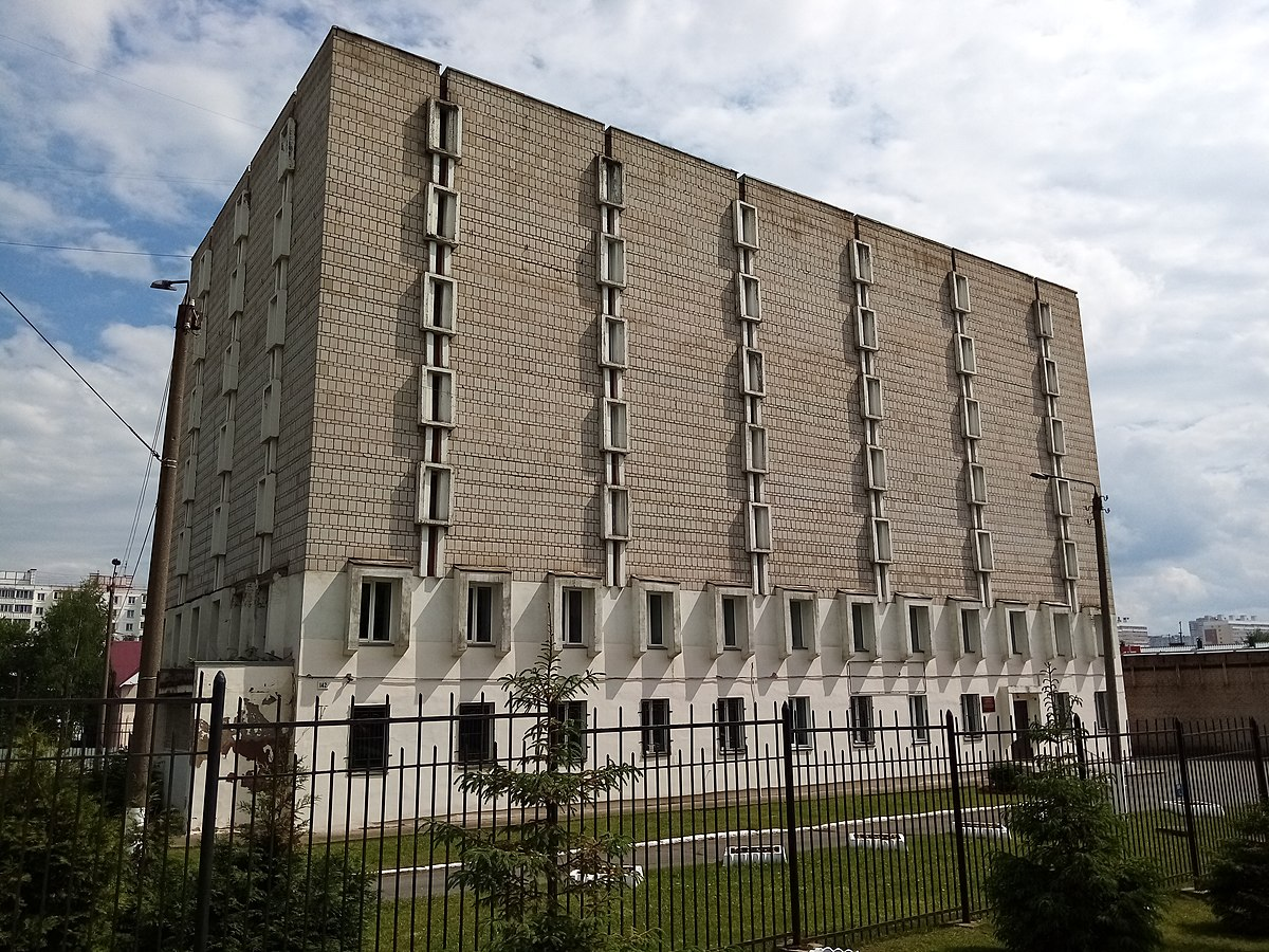 Дом-загадка из СССР. Зачем на его окнах выступающие перегородки?