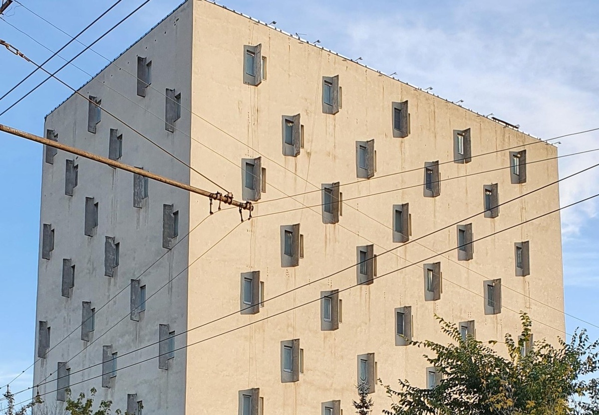 Дом-загадка из СССР. Зачем на его окнах выступающие перегородки?