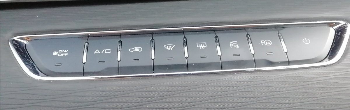 Блок на центральной консоли с аналоговыми кнопками