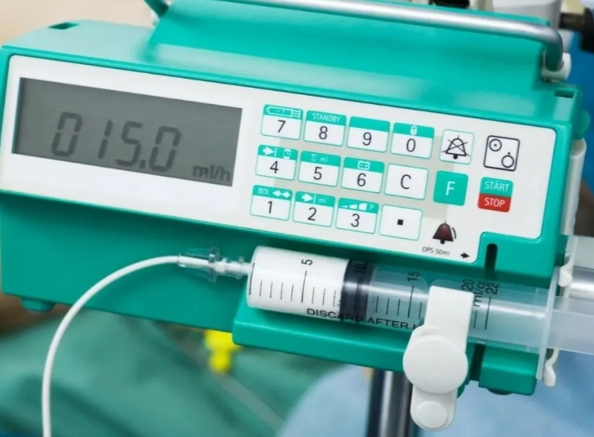 Шприц со смесью, установленный в инфузомате.