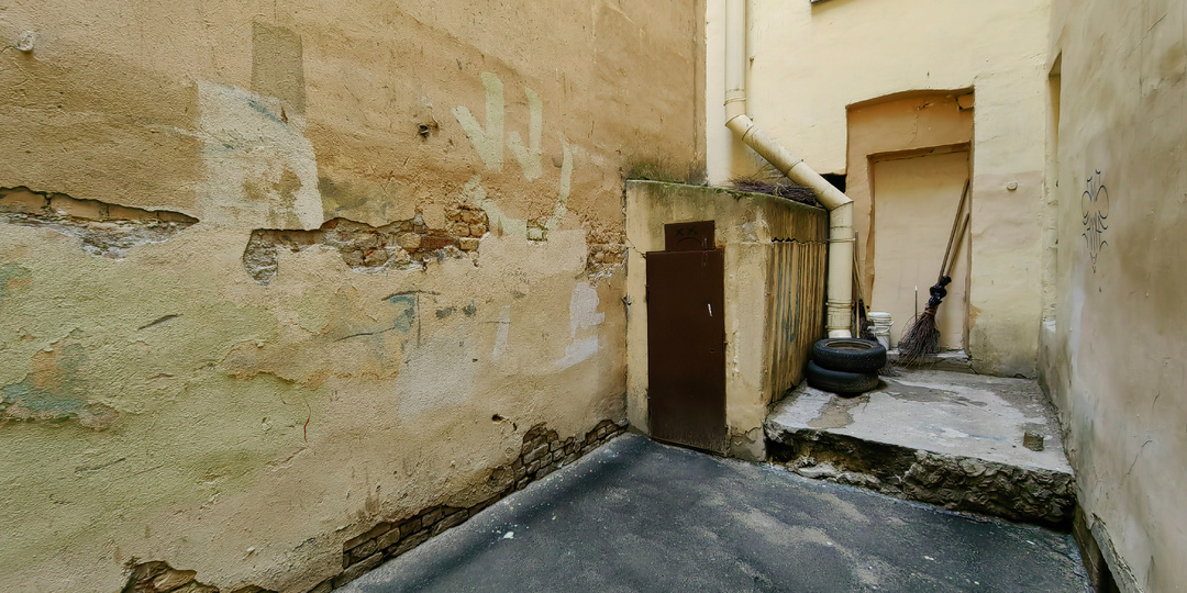 Та самая комнатка родом из дореволюционной России. Фотофиксация ещё одного исторического туалета во дворе Петербурга