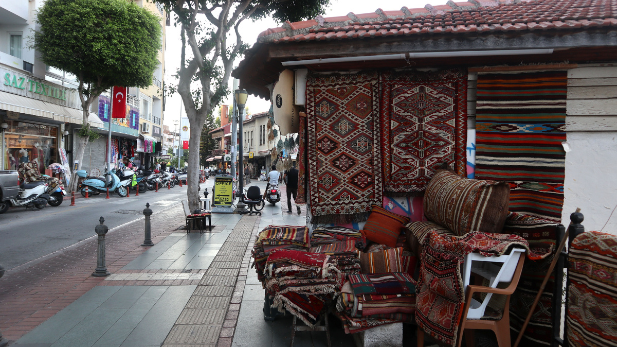 Ковры и коврики ручной работы из натуральной шерсти. Одна из улиц города Алании. Фото автора.