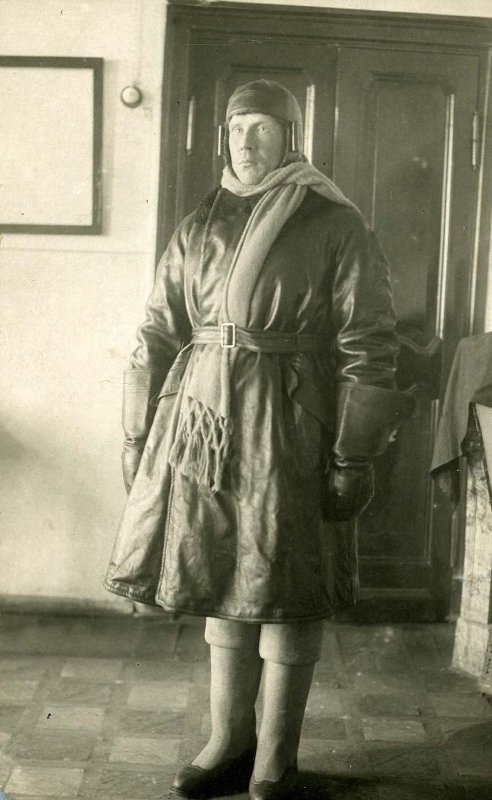 Стратонавт Зилле в лётном комбинезоне.