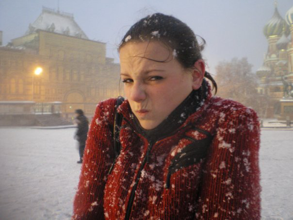 Юная москвичка замерзает на Красной Площади 