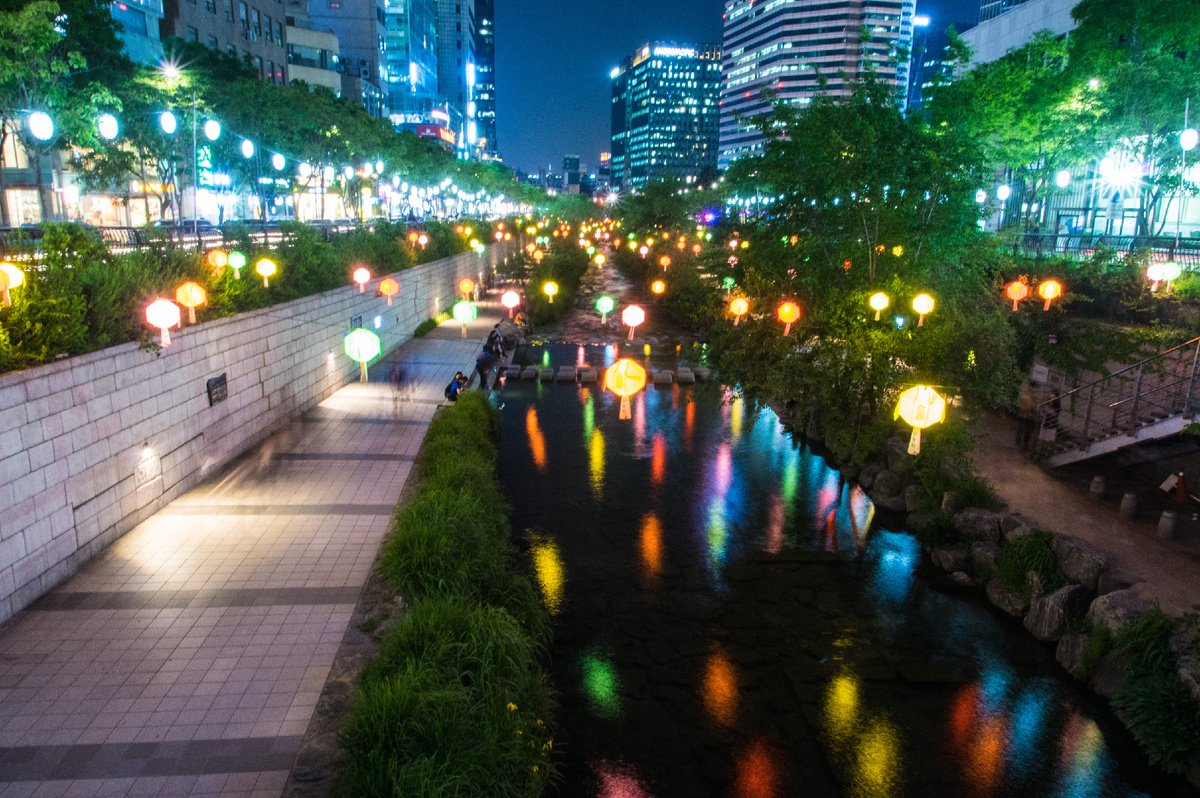 https://upload.wikimedia.org/wikipedia/commons/5/56/Cheonggyecheon%28river%29.jpg