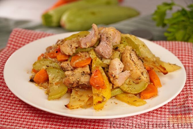 куриные бедра, кабачки, картофель, морковь, лук репчатый, масло растительное, соль, перец чёрный молотый, чеснок, травы итальянские сушёные, приправа для курицы