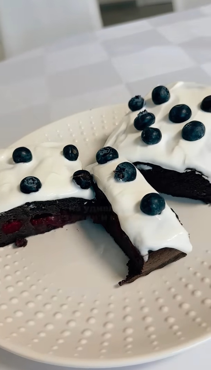 1 из вариантов сервировки, можно подавать без йогурта и ягод сверху, а так же ягод внутри