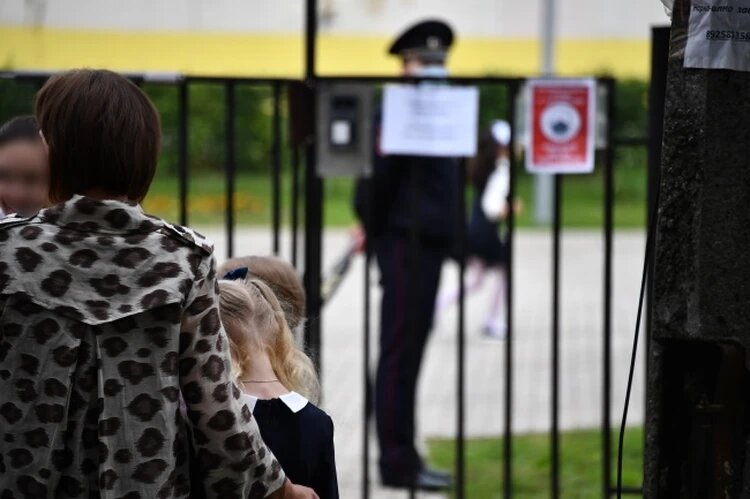 Учитель просит родителей быть внимательнее к своим детям, чтобы отследить по поведению, не произошло ли что-то по-настоящему страшное. Фото: Иван МАКЕЕВ.