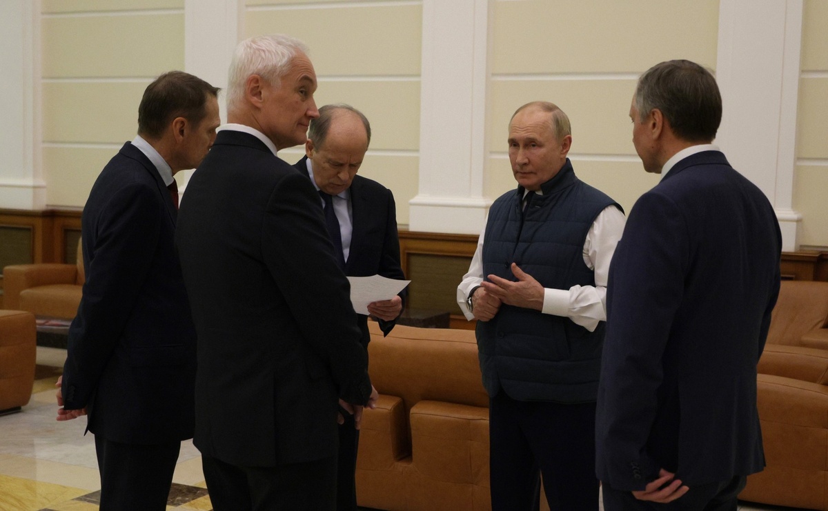 Перед началом встречи с гражданами России, вернувшимися на Родину в результате обмена. С Министром обороны Андреем Белоусовым, директором Службы внешней разведки Сергеем Нарышкиным и директором Федеральной службы безопасности Александром Бортниковым. Фото: kremlin.ru.