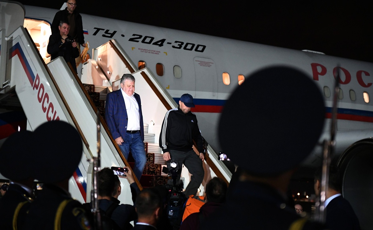 Селезнев удостоился чести первым пожать руку президенту России Владимиру Путину.  Фото: Фото: пресс-служба администрации президента РФ / kremlin.ru