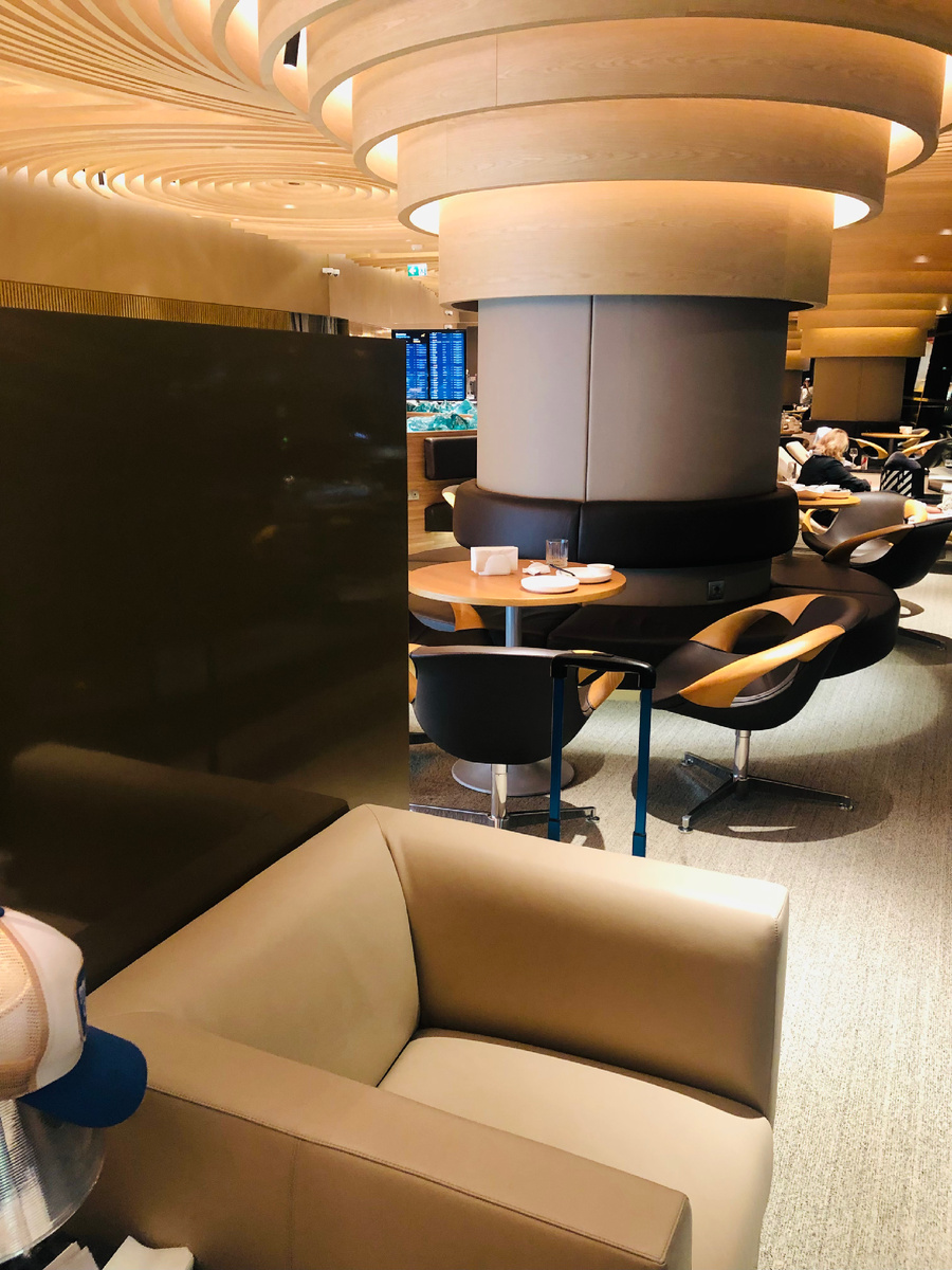 Народу умеренно много, но огромное пространство аэропорта сьедает суету и толчею.