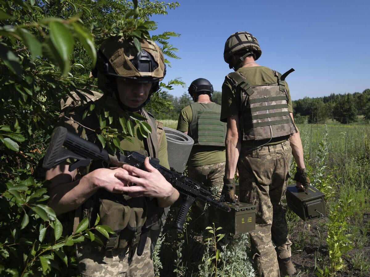    Украинские военные в Харьковской области© AP Photo / Evgeniy Maloletka