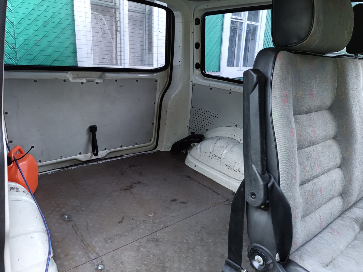 Листайте карусель. Пустая машина