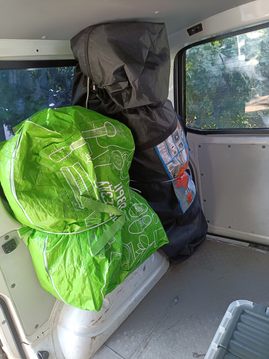 Это палатка. В зеленом мешке отдельно внутренний утеплитель.