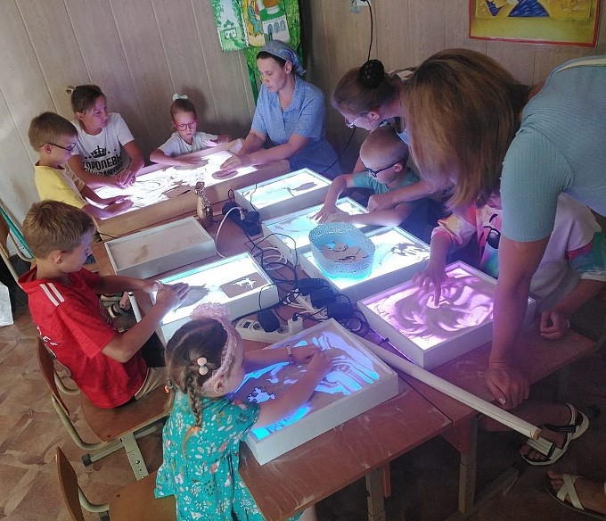 Разминка для рук перед рисованием на песке