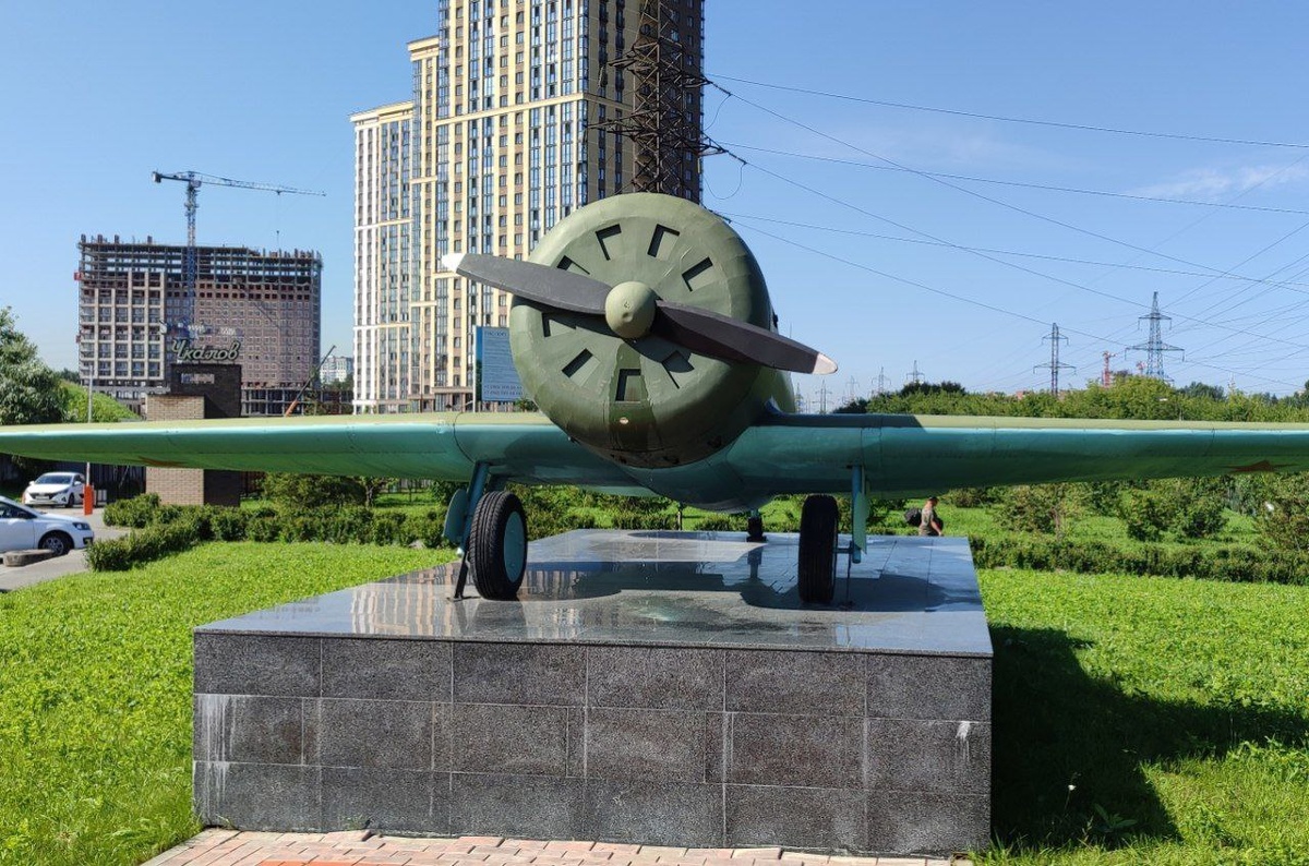 Памятник самолету И-16