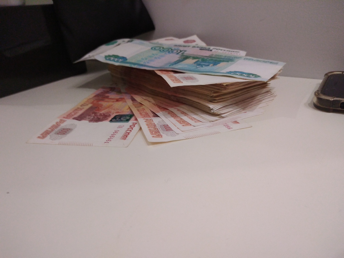 На деньгах наличных, говорят много микробов, а по факту на пластике,  который вы засовываете в банкомат или прикладываете к терминалу микробов в 15  раз больше..., аха просто подумай и проанализируй ситуацию...))) 