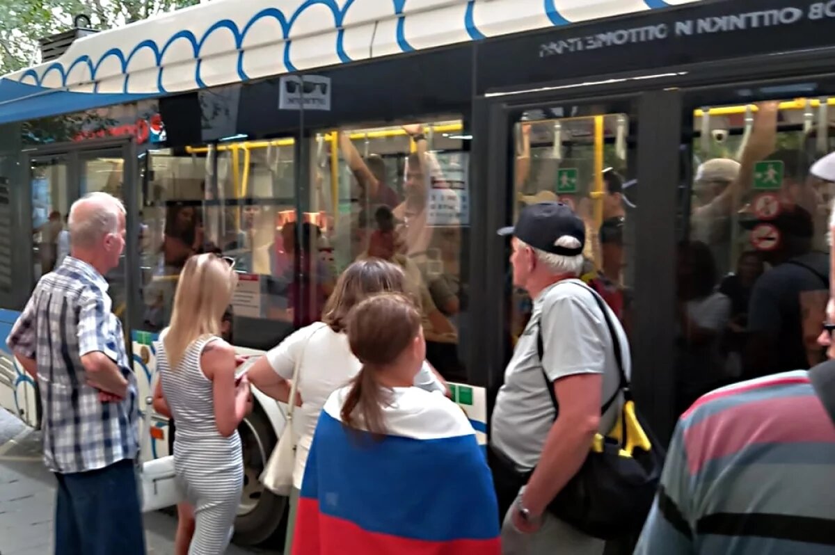    Несмотря на значительное количество транспорта, уехать в часы пик по-прежнему сложно.