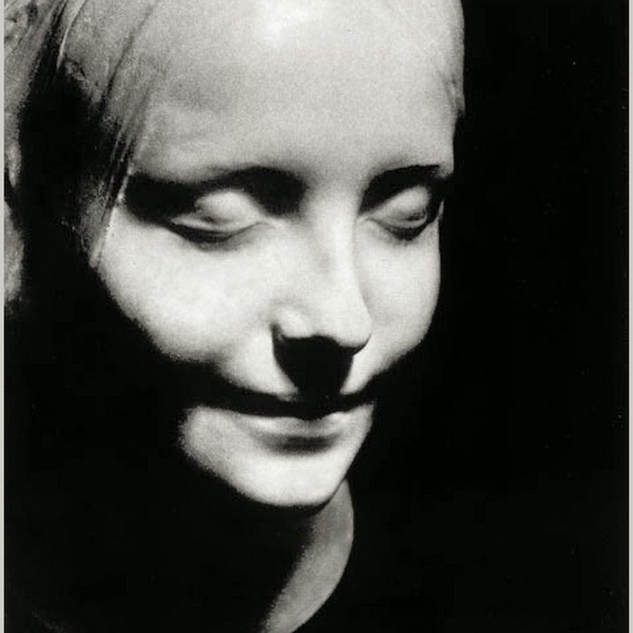 Неопознанная девушка, найденная в реке Сене в конце XIX века