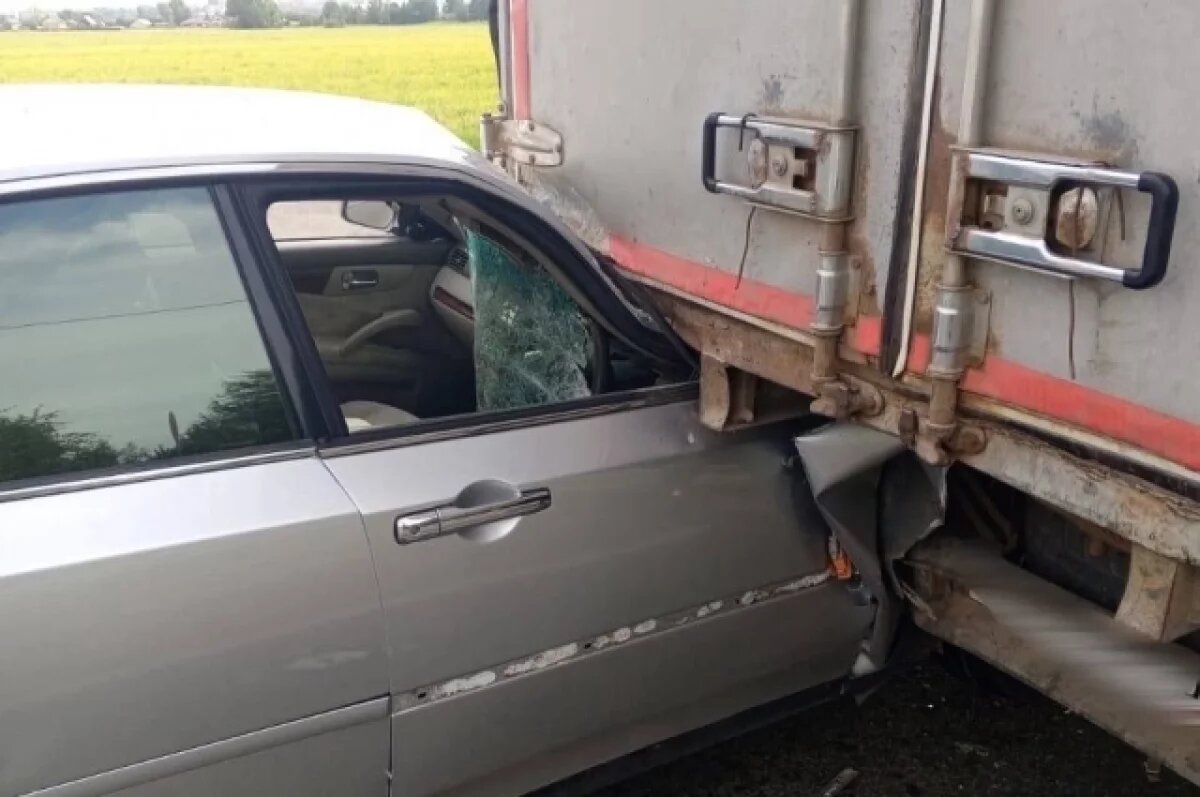    Водитель Nissan пострадал после ДТП с попутным грузовиком на томской трассе