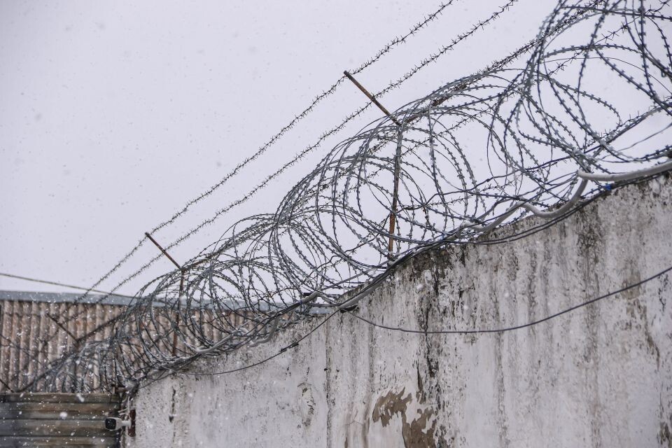    Тюрьма. Колючая проволока. Источник: Виталий Барабаш