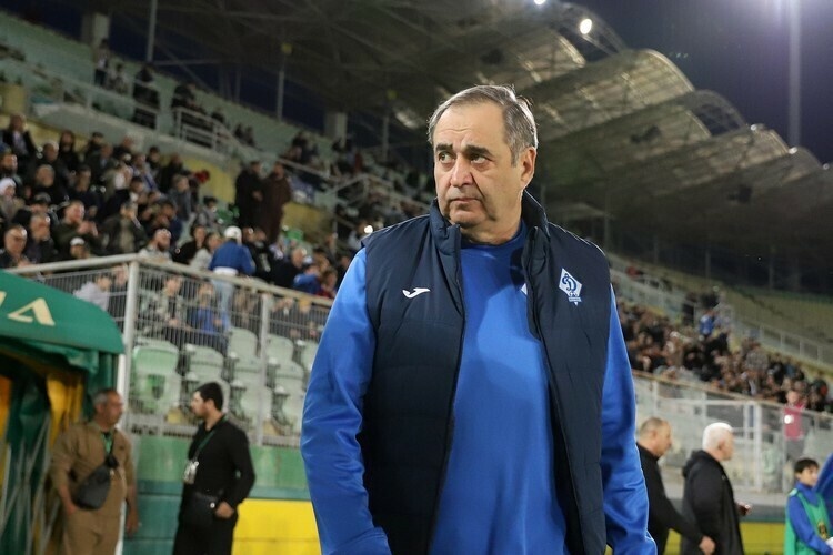    Главный тренер «Динамо» Хасанби Биджиев.   
Фото: dinamo-mx.ru