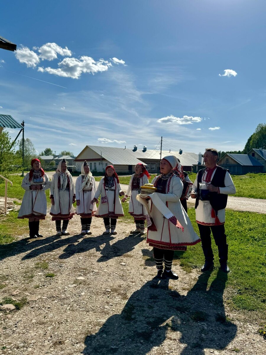 Народный фольклорный ансамбль "Савак Кундем" встречает туристов с песнями и угощениями