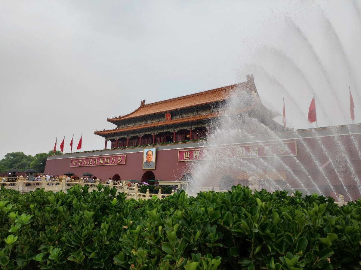 Нет, это не Мавзолей Мао. Это ворота Тяньаньмэнь, ведущие к Запретному городу. 