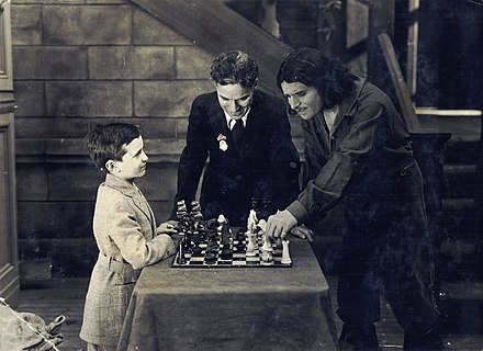 Чарли Чаплин наблюдает за игрой Решевского с Дугласом Фэрбенксом (1921)