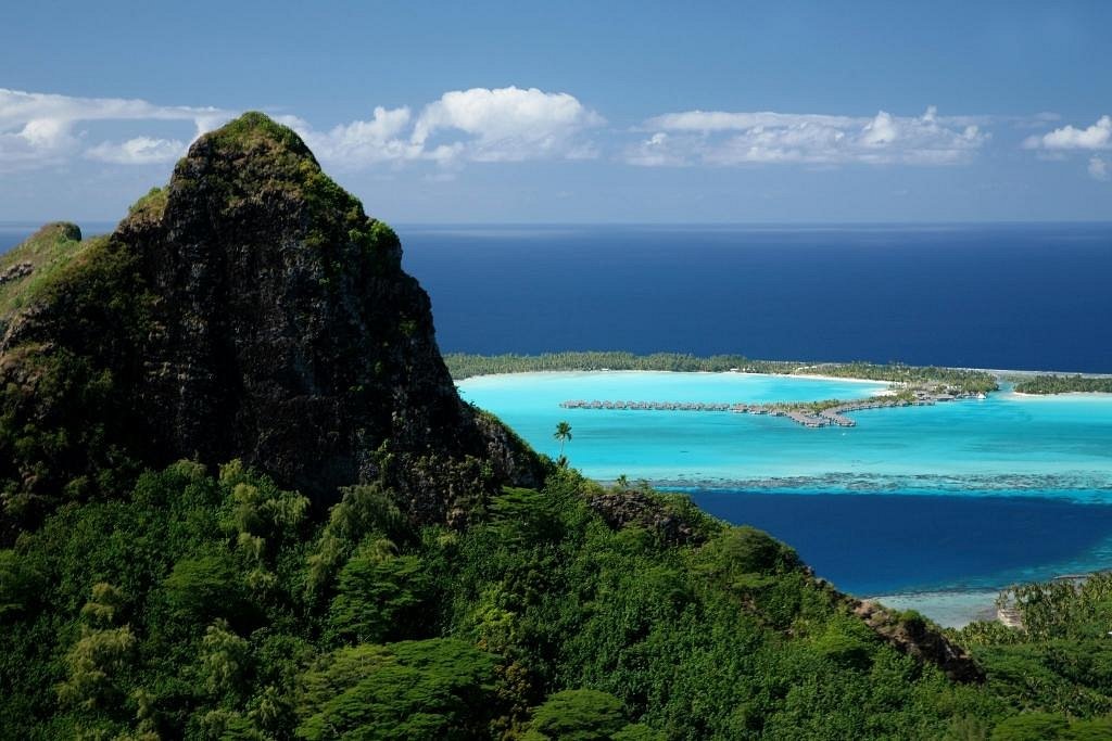 Бора-Бора — это небольшой остров в архипелаге Британские острова, расположенный в Тихом океане и являющийся частью Французской Полинезии. Он известен своими потрясающими пейзажами, уникальной экосистемой и роскошными курортами, что делает его одним из самых популярных туристических направлений мира. 
Природа и географи

Бора-Бора имеет вулканическое происхождение, и его ландшафт украшается величественными горами и кристально чистыми лагунами, окруженными рифами, где обитает множество экзотических морских организмов. Главная гора, «Отеа», высотой 727 метров, доминирует над островом и создает захватывающие виды, особенно на закате.

Экологическое разнообразие

Экосистема Бора-Бора уникальна своей флорой и фауной. Остров окружает коралловый риф, который является домом для многих видов рыбы, черепах, дельфинов и даже акул. Дайвинг и здесь привлекают множество туристов, желающих насладиться подводным миром и впечатляющими коралловыми садами.

Культура и история**

История Бора-Бора тесно связана с полинезийской культурой. Остров был обитаем с давних времен, и местные жители сохранили свои традиции и обычаи. Важными аспектами их культуры являются танцы, музыка и ремесла, включая изготовление изделий из кокосовых волокон и декоративных предметов.

Туризм и отдых

Бора-Бора — это символ райского отдыха. На острове расположены роскошные курорты с надводными бунгало, предлагающими невероятные виды на лагуну и окружающие горы. Туристы могут наслаждаться различными активностями, включая водные виды спорта, экскурсии по острову, романтические ужины на пляже и спа-процедуры.



Бора-Бора — это не просто место; это состояние души. Остров предлагает уникальное сочетание природы, культуры и комфорта, что делает его идеальным местом для отдыха, романтических путешествий или медового месяца. Приглашаем вас открыть этот уголок рая и насладиться его красотой и атмосферой незабываемых моментов.