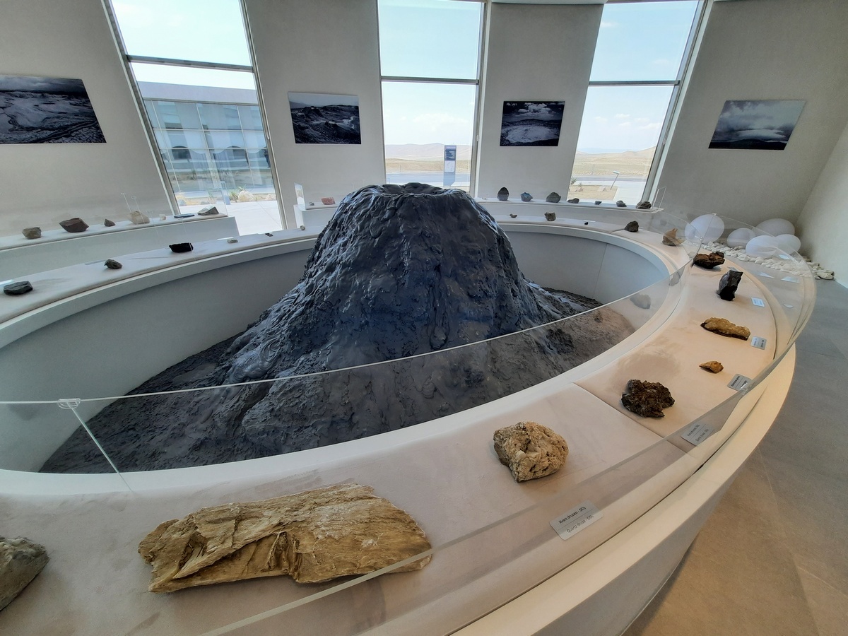 Сразу после входа нас встречает музей, в котором мы должны составить мнение о происхождении грязевых вулканов