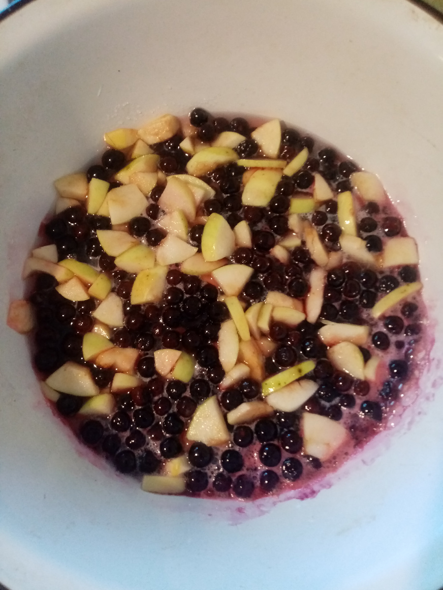 Варенье из черноплодной рябины с яблоками. Начинаем варить