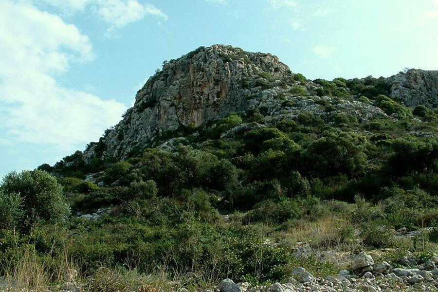 Гора Кармил, на которую удалялся юный Илия для беседы с Богом в молитве