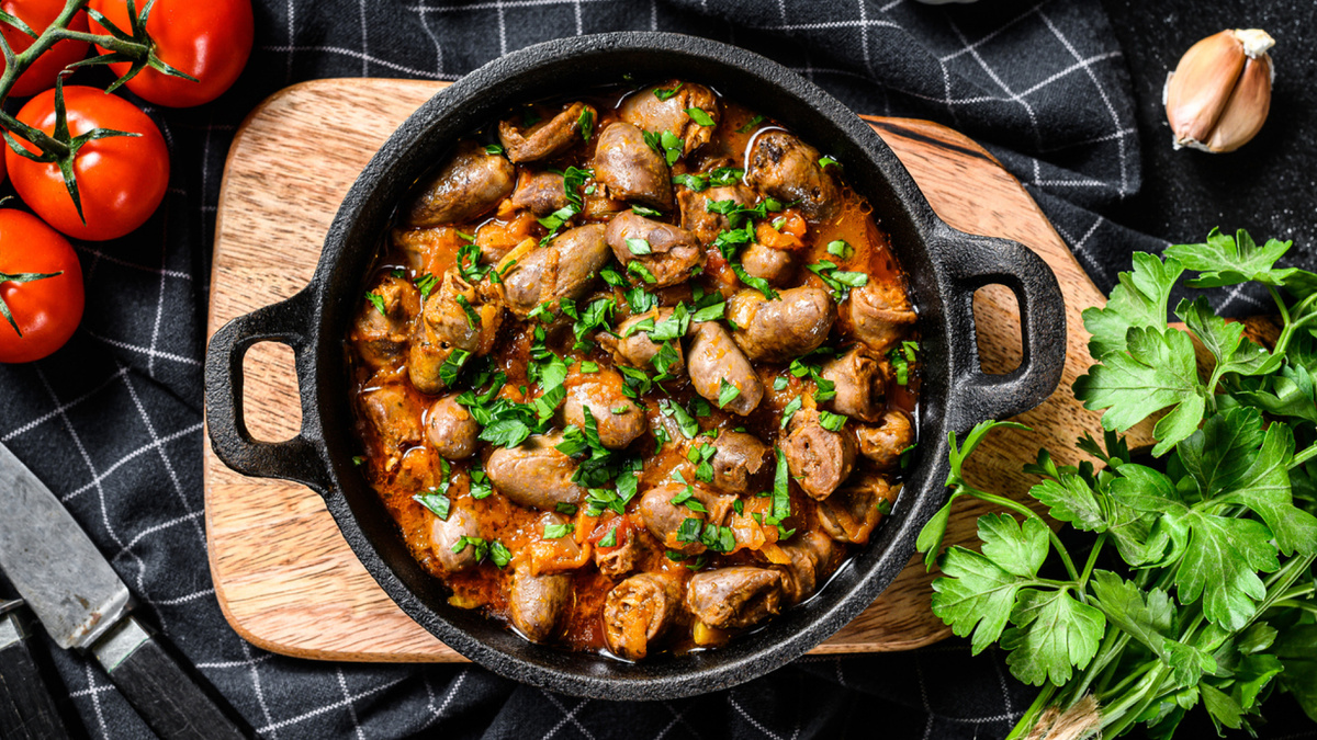 Тушеные куриные сердечки