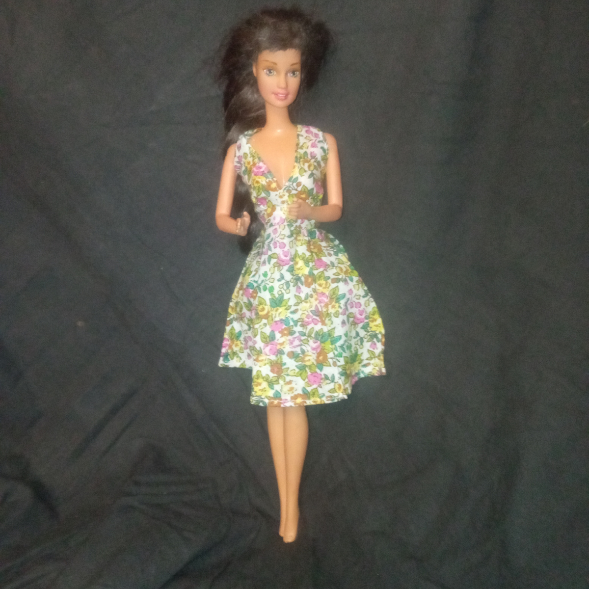 Это платье продавец прислал вместо заказанного с АлиЭкспресс. Кстати, оно еле налезло на винтажку. Полнее девушки были, чем стройные современные йоги.