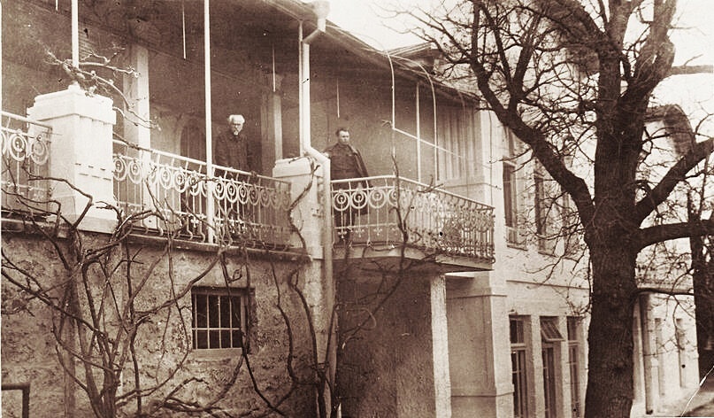 Корпус «Верхний Изергин». На балконе слева – Петр Изергин, он руководил строительством корпуса. 1930-е