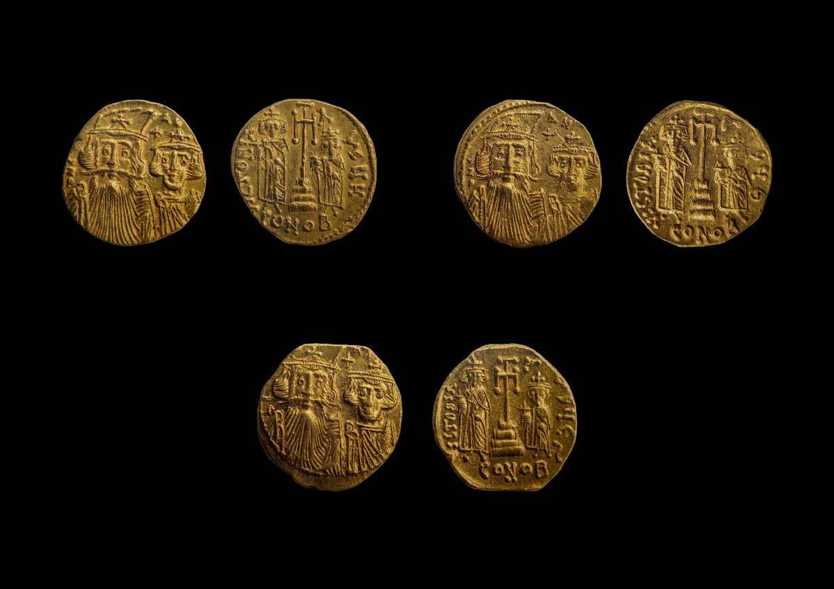 Монеты Византии. Констант II. Солид. Золото. 659-668 гг. Клад с горы Павлиди в селе Сукко. Анапский археологический музей.