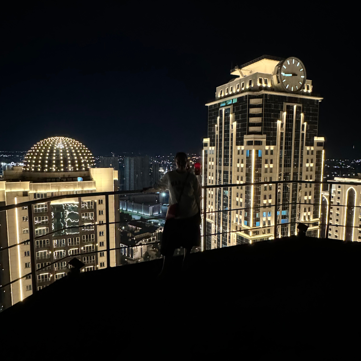 С наступлением темноты в центре Грозного становится еще более красиво⭐️