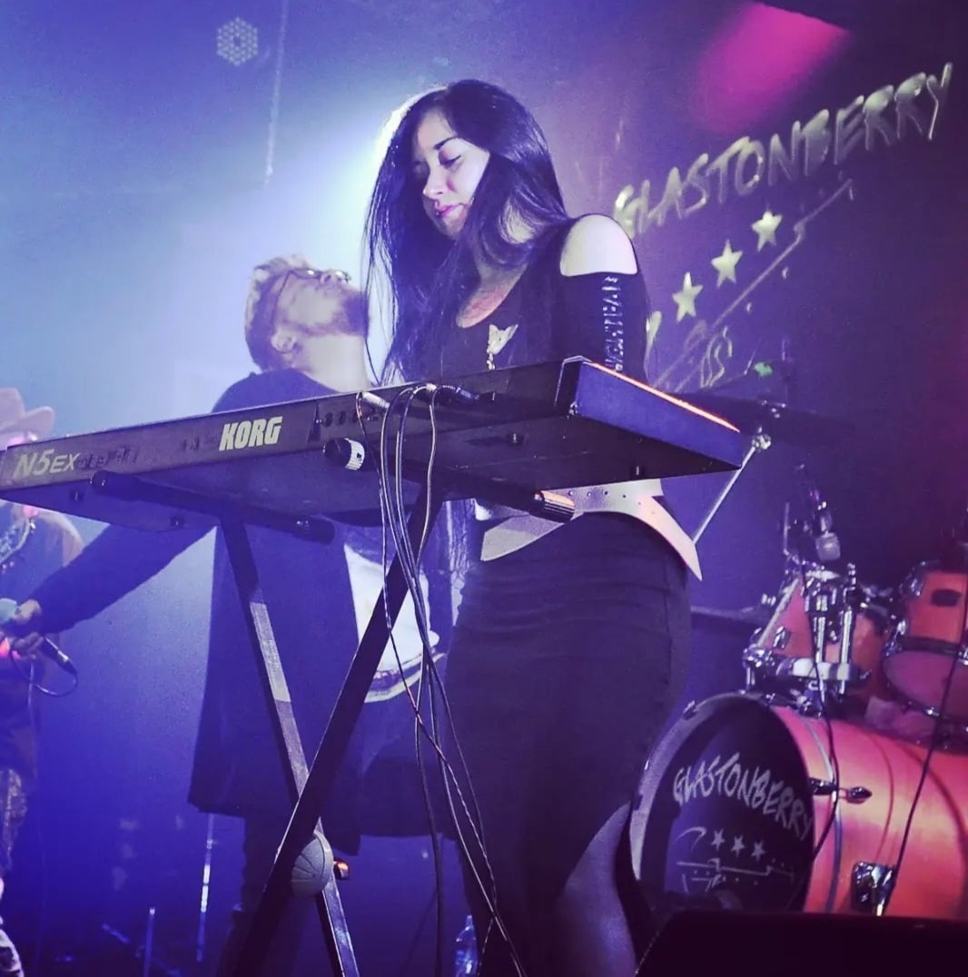 2021г. Клуб Гластонберри, Москва. Я за клавишами. Больше о моей музыкальной деятельности – в моем блоге: видео с выступлений, рассказы о рабочей подноготной музыканта и т.д. Заглядывай на канал!