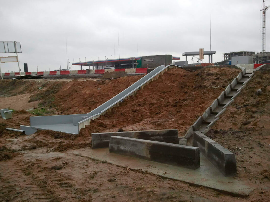 Организованный сброс воды с проезжей части. Фото из открытых источников - https://stroiteh-msk.ru/materialy/betonnyj-blok-ukrepleniya-otkosov-87-foto.html