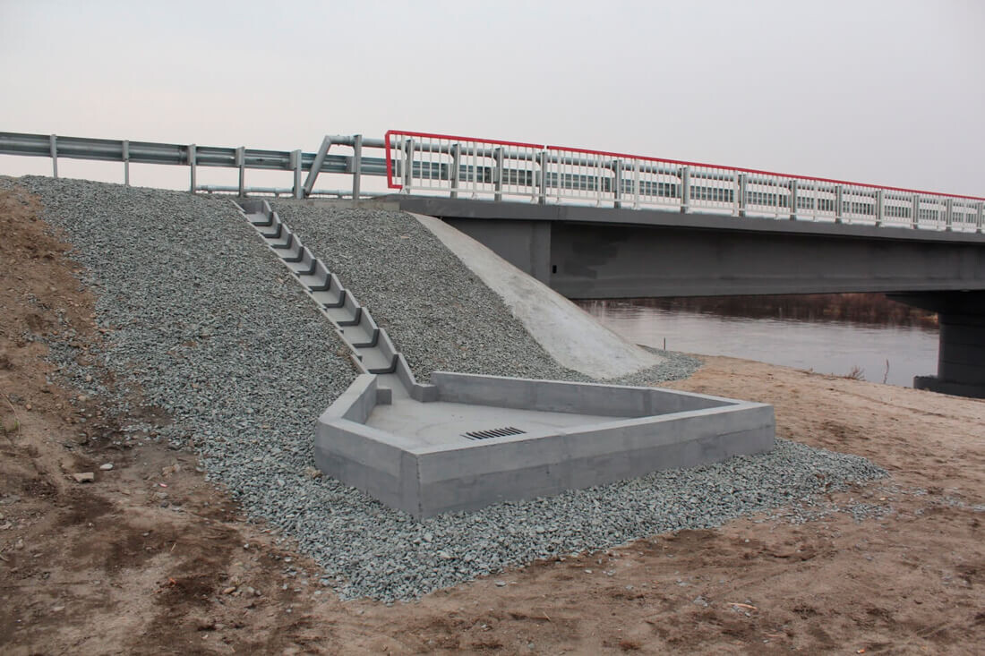 Сбор и очистка воды в водоохранной зоне. Фото из открытых источников - https://stroiteh-msk.ru/materialy/betonnyj-blok-ukrepleniya-otkosov-87-foto.html