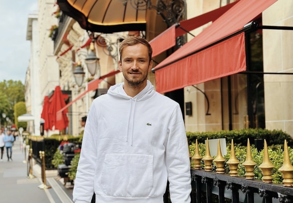 Даниил уезжает из Парижа побежденным