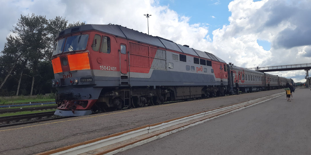 Пассажирам жарко, а каково машинистам? Сколько градусов в жару в тепловозе и как спасается бригада