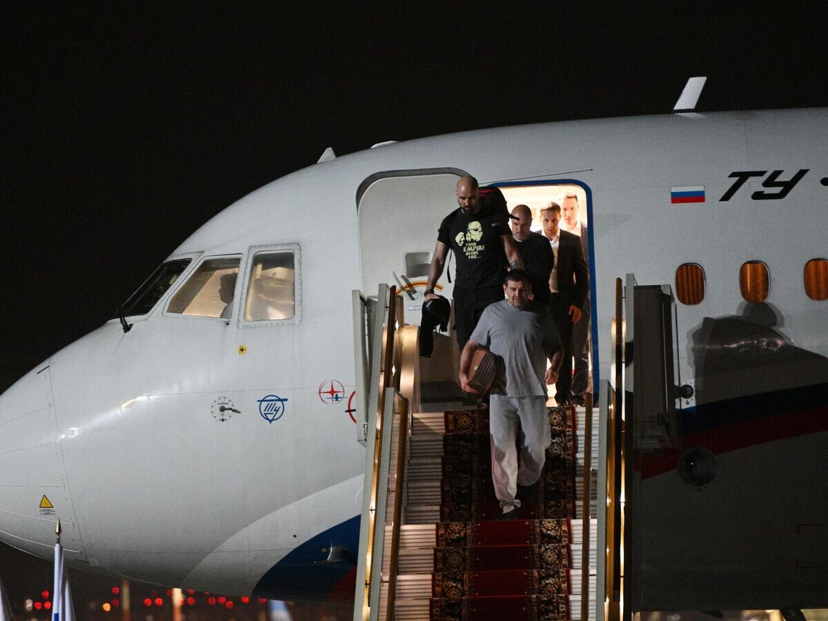    Освобожденные в Турции россияне в аэропорту в Москве© РИА Новости / Кирилл Зыков