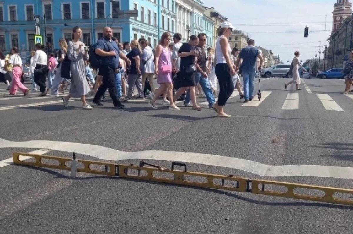    Прокуратура Петербурга установила, что на Невском серьёзно просел асфальт