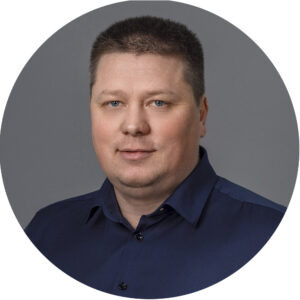 — Отношение к рабочим профессиям необходимо менять. Сейчас молодежь приходит к нам на практику и получает зарплату ― все как во взрослой жизни. Реальные задачи и серьезные проекты. Кроме того, здесь к ним относятся как к равным, — рассказал собеседник редакции.
